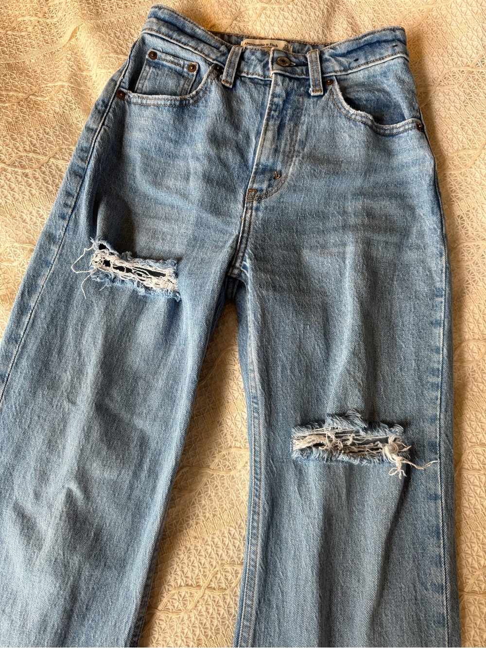 Abercrombie & Fitch 90s High Rise Relaxed Distressed Jeans